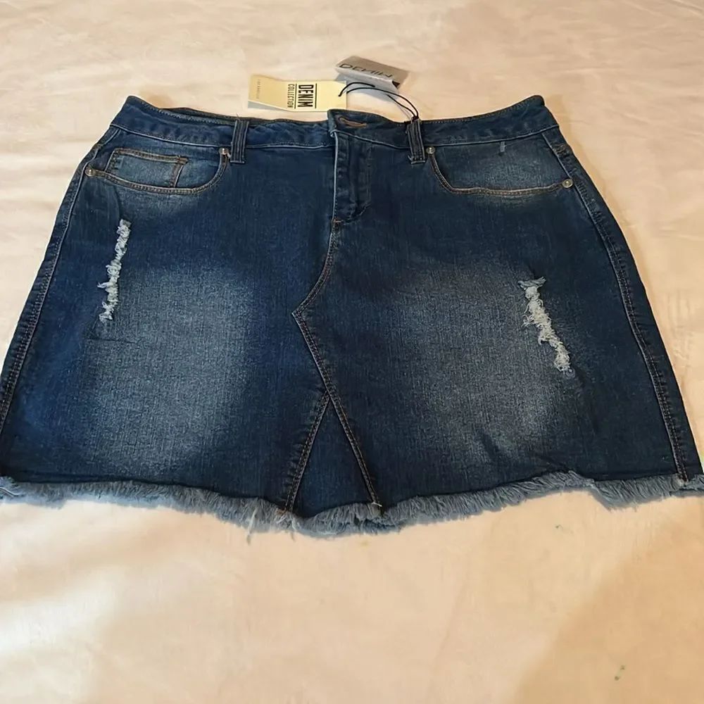 Love Tree Blue Denim Mini Skirt Size Large Distressed Fringe Hem 5 Pockets New - Picture 3 of 9